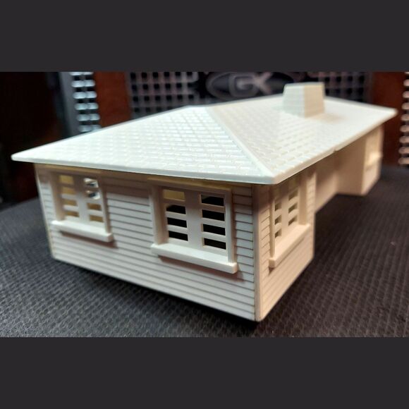 Plasticville House and Garage O & S Gauge White Roof Chimney, Assembled* - Picture 2 of 5